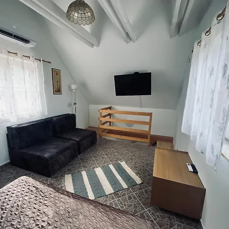 Badacsony Hegyen Ket Haloszobas Haz Tatil Evi Nemesgulács