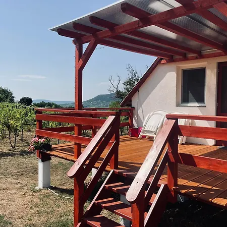 Badacsony Hegyen Ket Haloszobas Haz Tatil Evi Nemesgulács